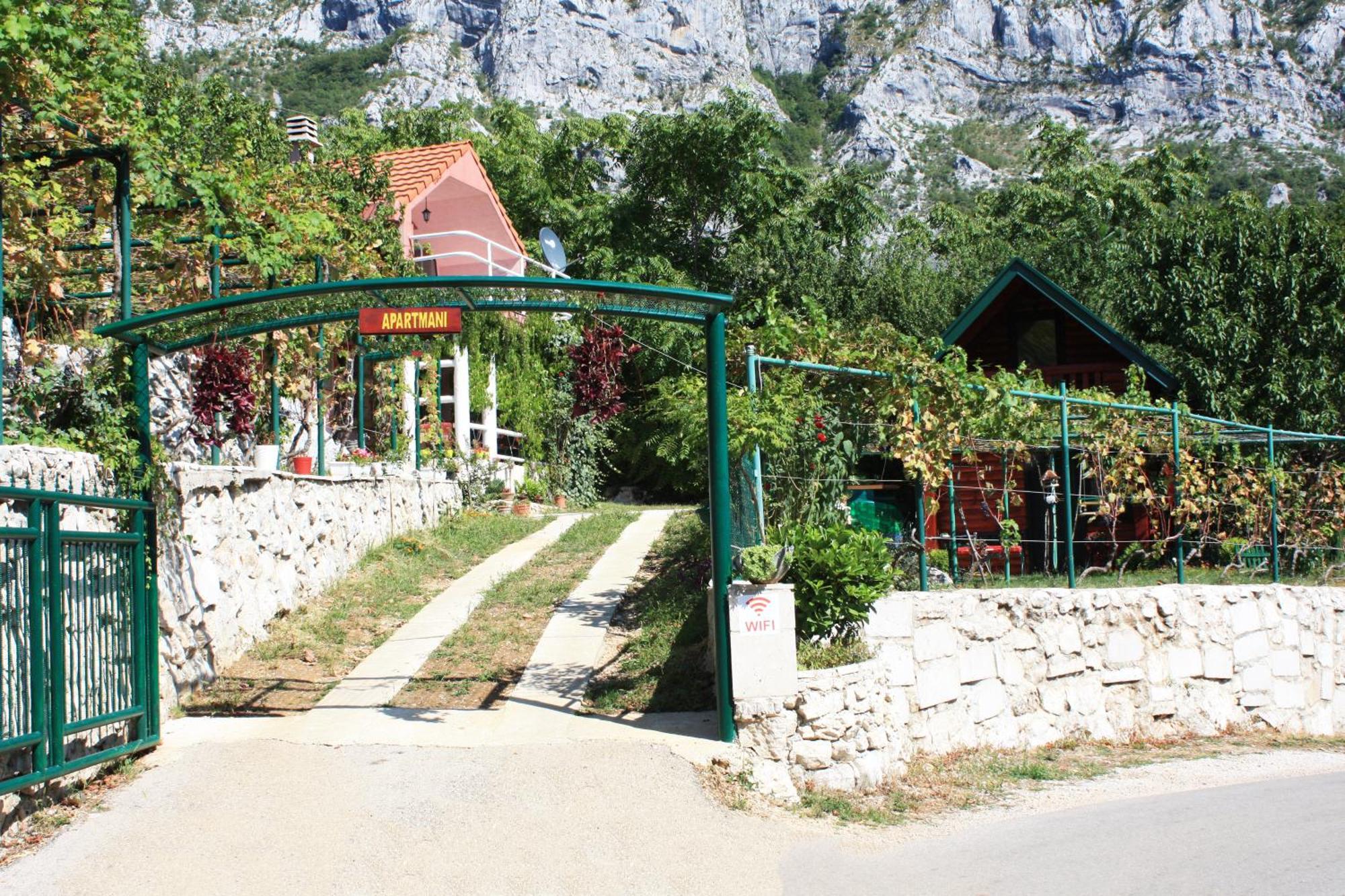 Nikšić Holiday Village Ostrog מראה חיצוני תמונה